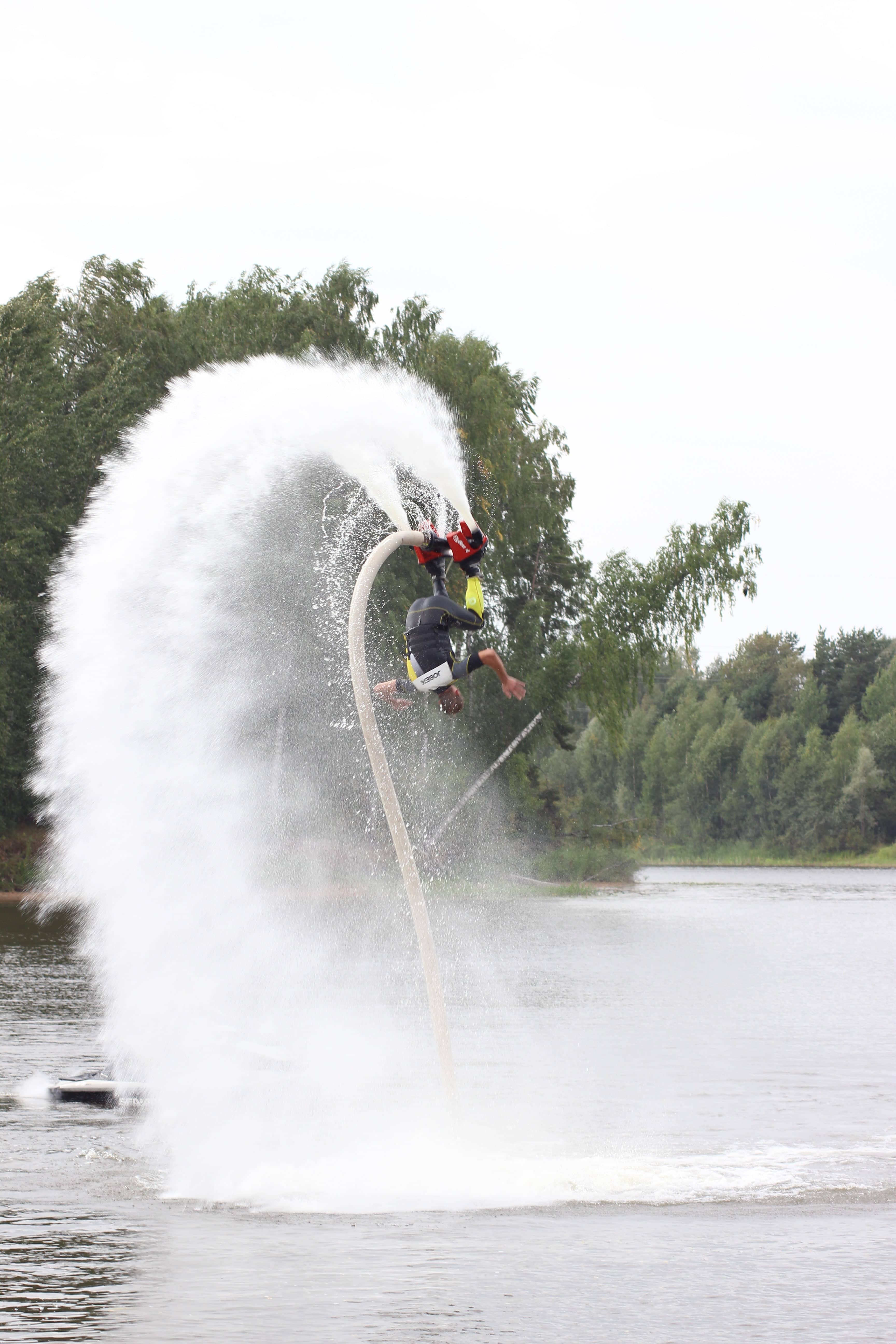 Flyboard Fflyboardiga sõitmine on lihtne, turvaline ja väga lõbus!