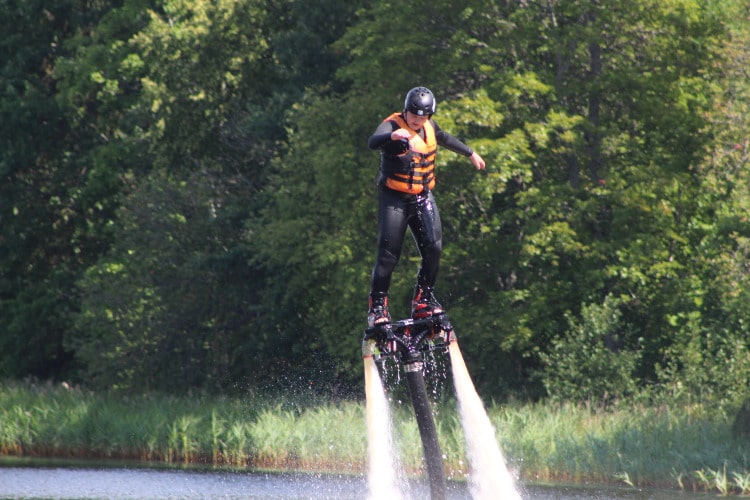 Algaja flyboardiga lendaja